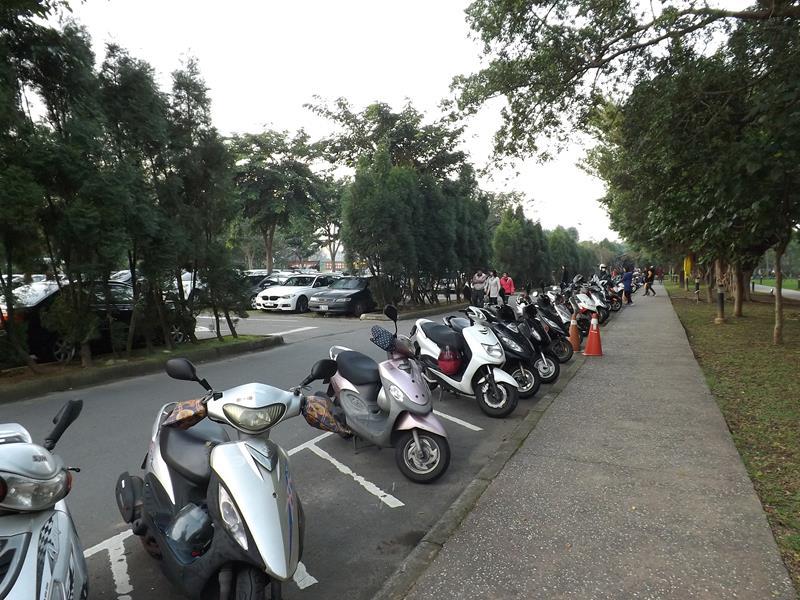 桃園八德埤塘生態公園備有大型停車場
