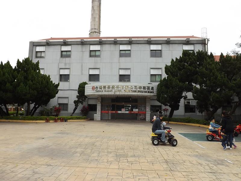 這個廣場上有小車車可以玩