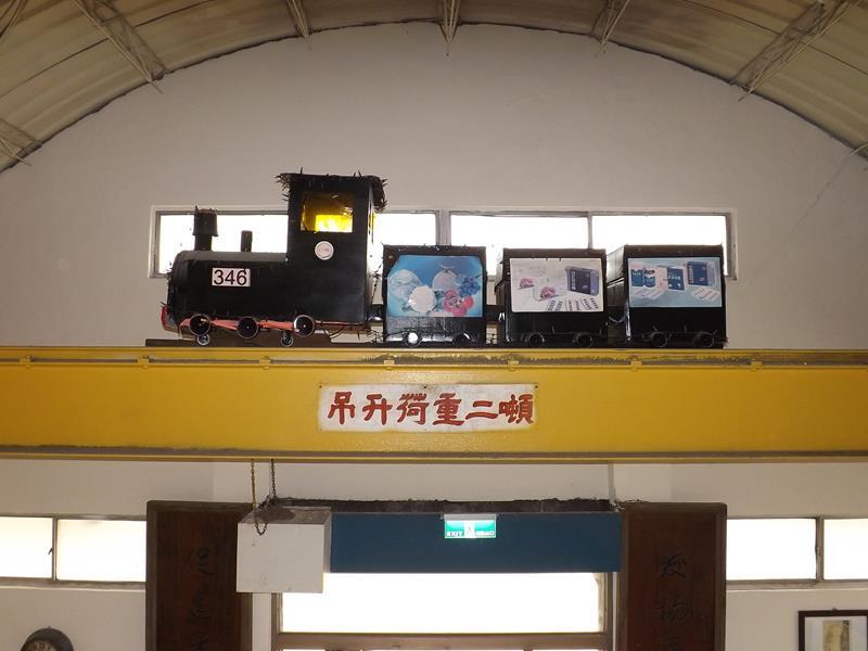 標示著吊升荷重二噸的黃色橫樑