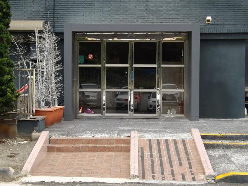 康橋商旅員林館的停車場側入口