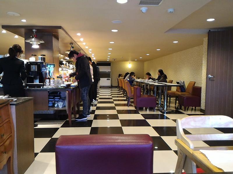 康橋商旅員林館的早餐區裝潢摩登