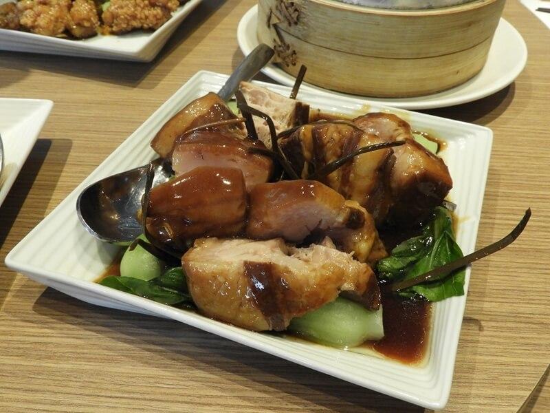 用大剪刀把肉剪開後的虎咬豬