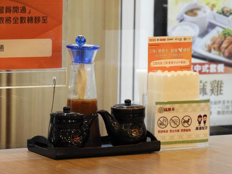 擺在桌上的醬料區