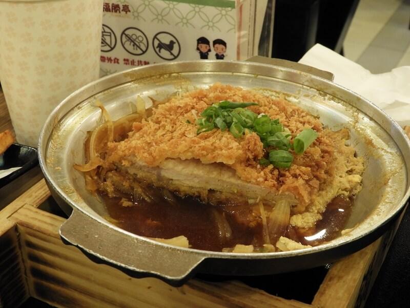 特寫開運豬排丼的側面