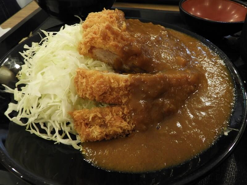 特寫和風咖哩豬排定食的樣貌