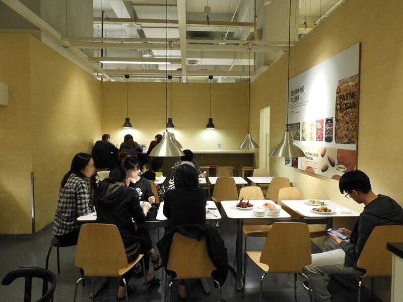 IKEA 桃園店餐廳的家庭用餐區一角