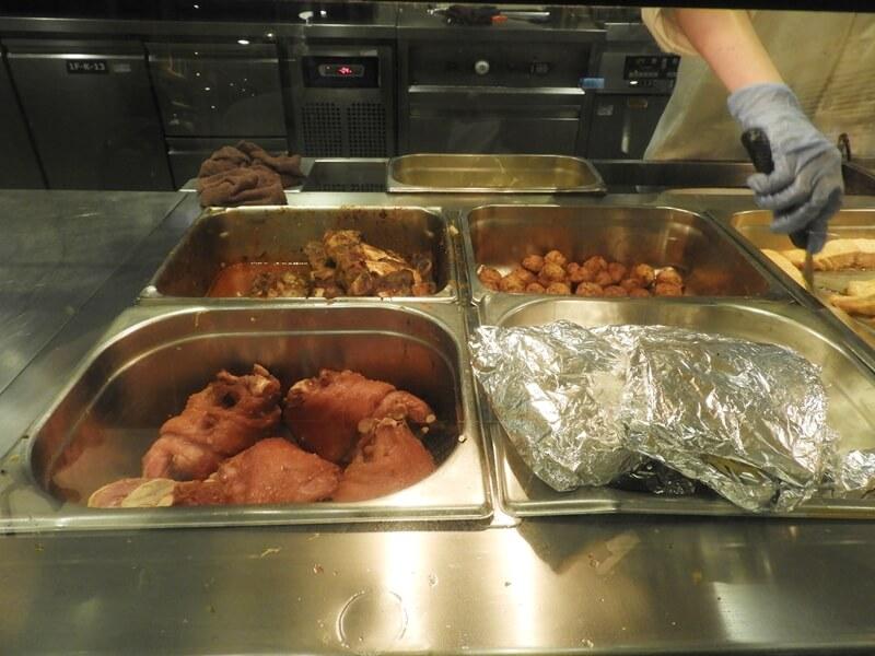 脆皮豬腳、紙包雞、瑞典烤肉丸
