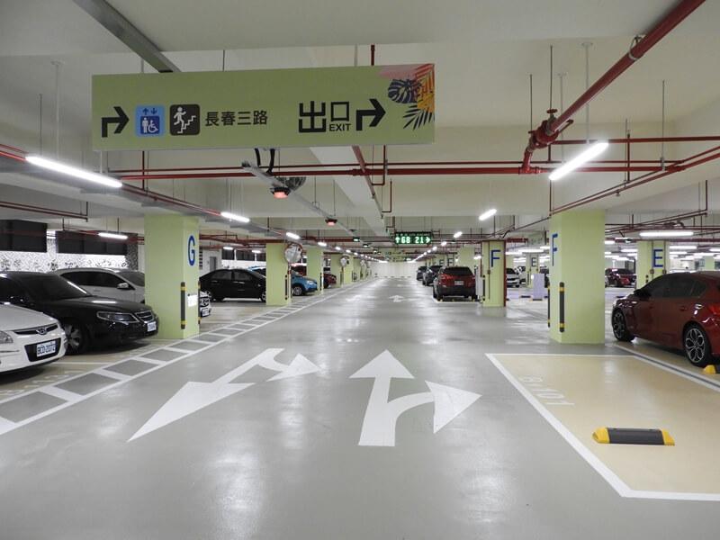停車位都很寬大的設計