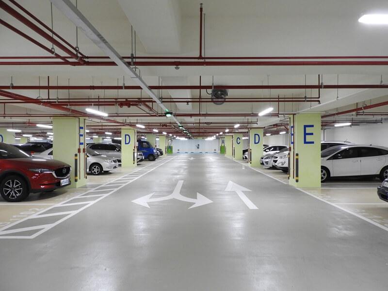 就連會車的車道都很寬
