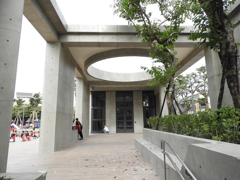走出停車場，左邊就是文化公園的跑道