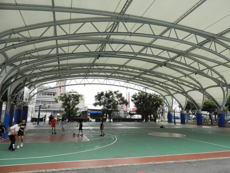 跑道旁邊有籃球場