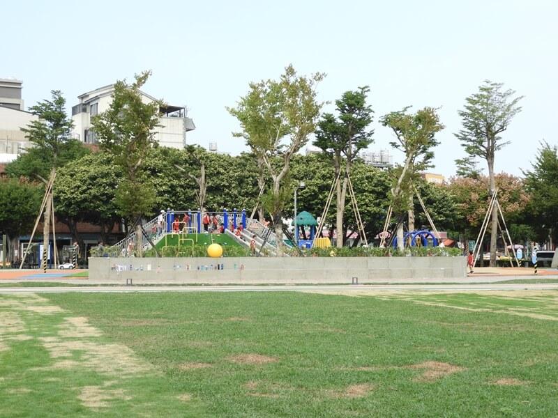 草地前方就是兒童遊戲區