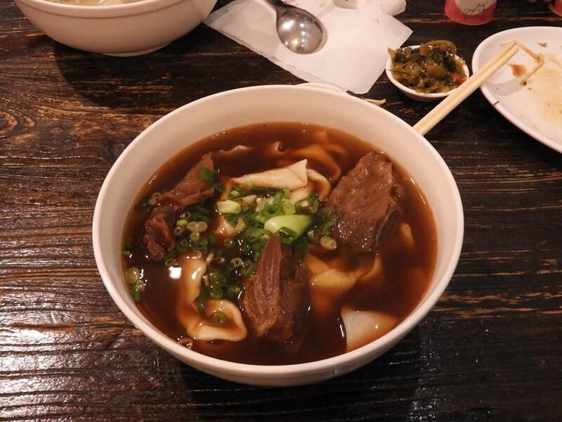 家禾麵食館二店腱子心紅燒牛肉麵上桌