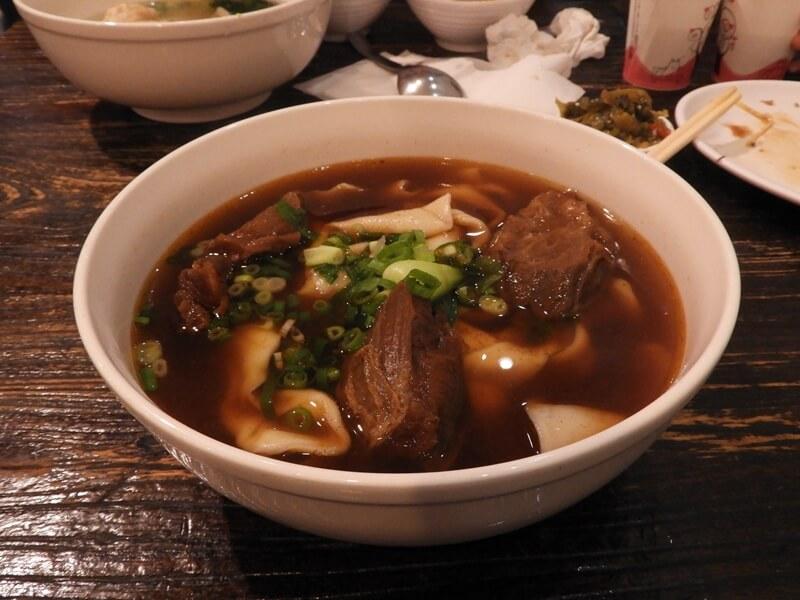 這腱子心牛肉麵的牛肉塊真的很大塊