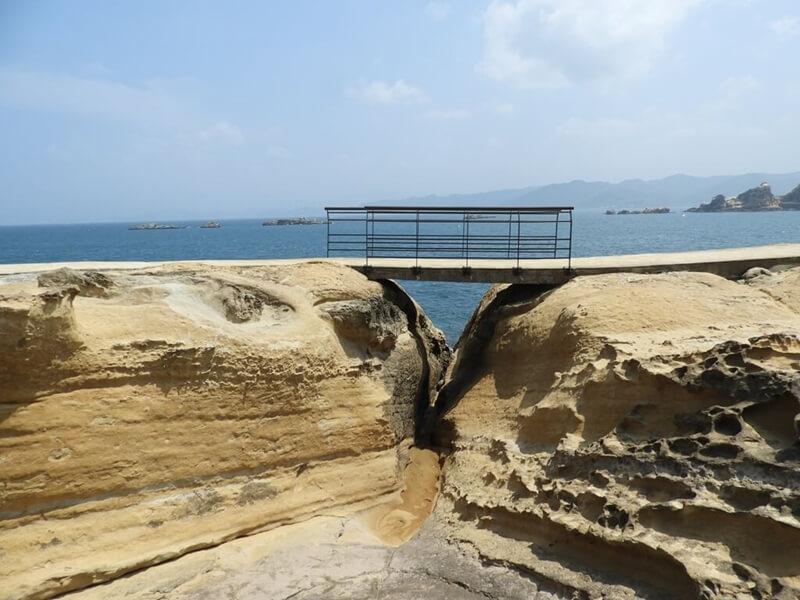被海水及風侵蝕的地形上搭有橋