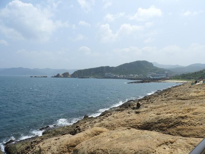 野柳地質公園旁的海岸