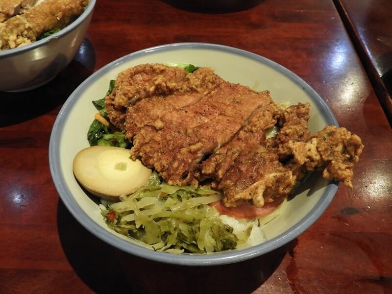 古早味排骨飯 NT100 元