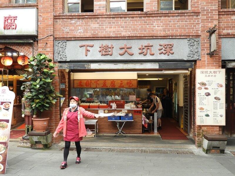 大媽在招攬生意