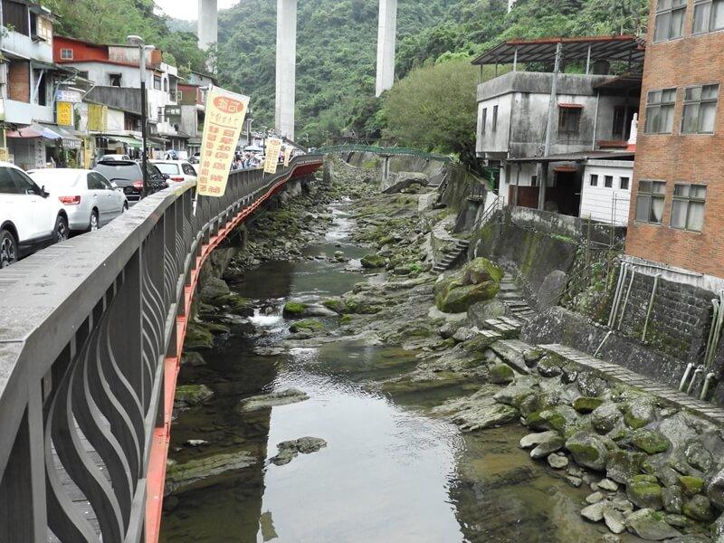 石碇老街旁的烏塗溪