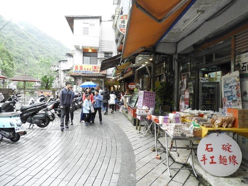 不見天街前的商店