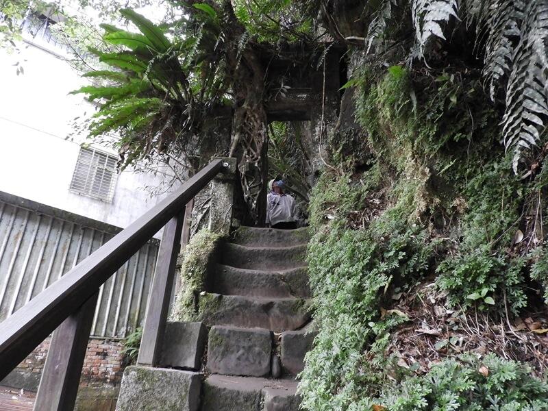 百年石頭屋後方階梯
