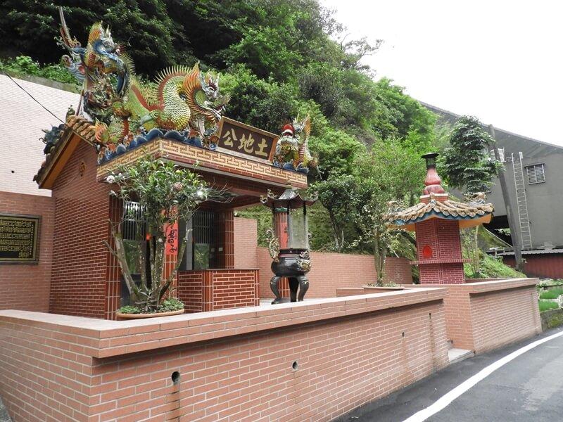 西街石碇溪旁的土地公廟