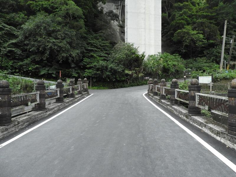 石碇溪旁的道路
