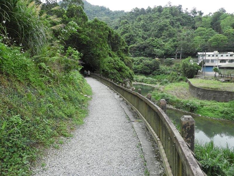 石碇溪旁的碎石小路