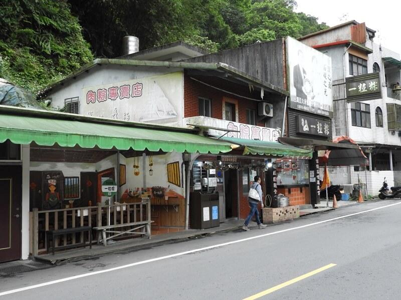 烏塗溪旁的商店