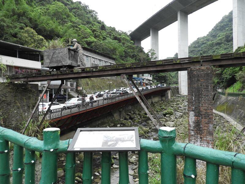 早期人們推著台車的樣貌