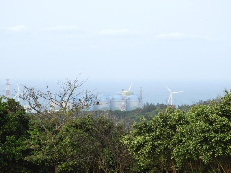 可以看到遠方海邊的風力發電機