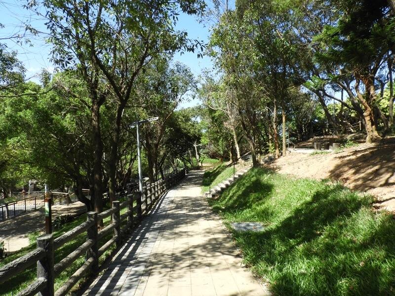 公園裡的步道平坦好走