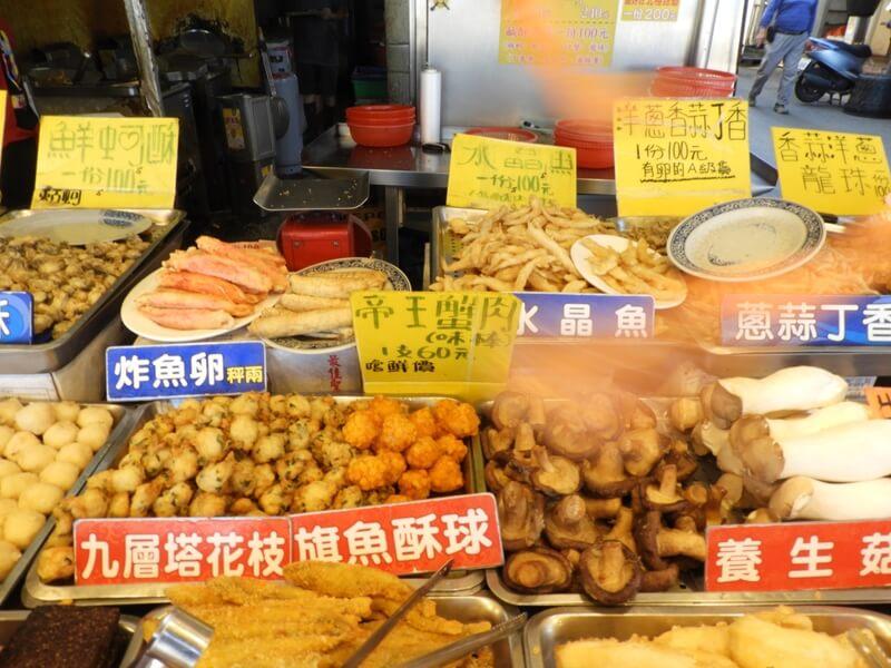 價格算法是根據藍色或紅色的牌子計價