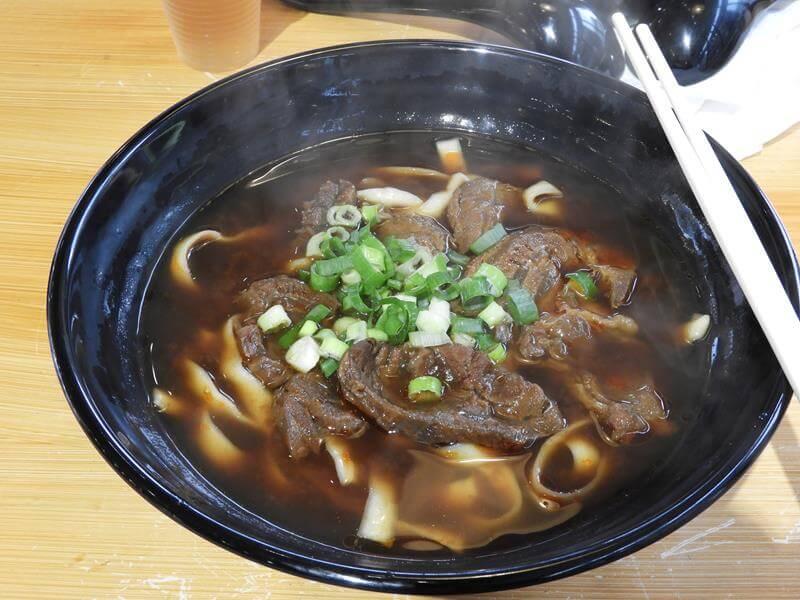 刀削紅燒牛肉麵上桌