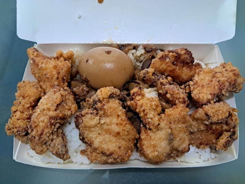 轟炸雞蛋飯有滿滿的炸雞塊