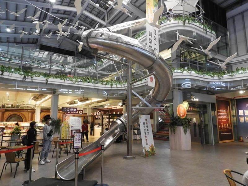 很多家長就是為了這溜滑梯來的