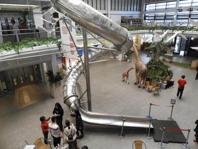 從樓上往下看的不銹鋼溜滑梯