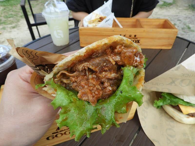 AREPA 玉米餅的餡料豐富