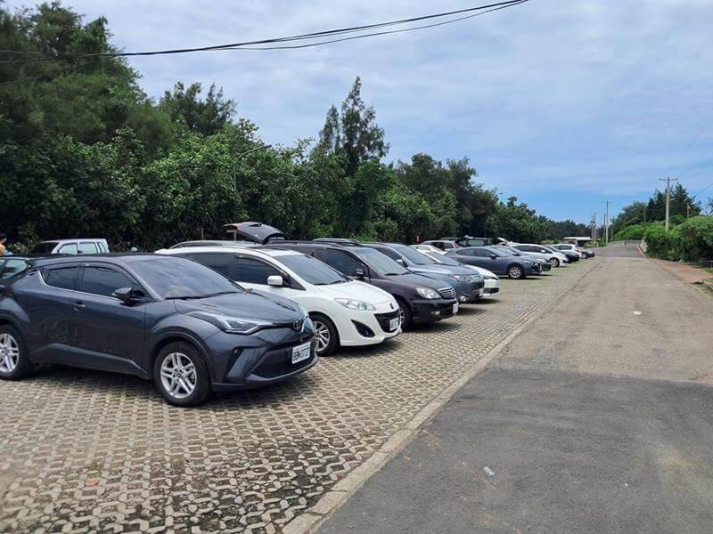 新月沙灣的停車場很大