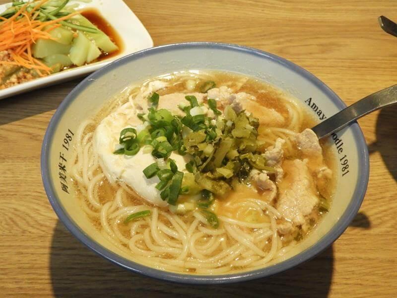 招牌蛋肉米線 85 元