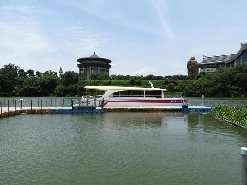 湖上的遊湖觀光船