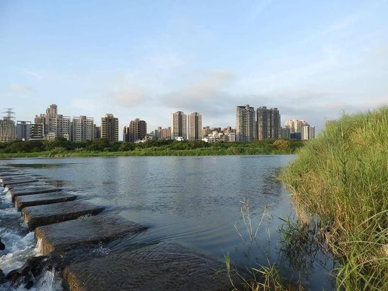 豆腐岩上方的平靜水面