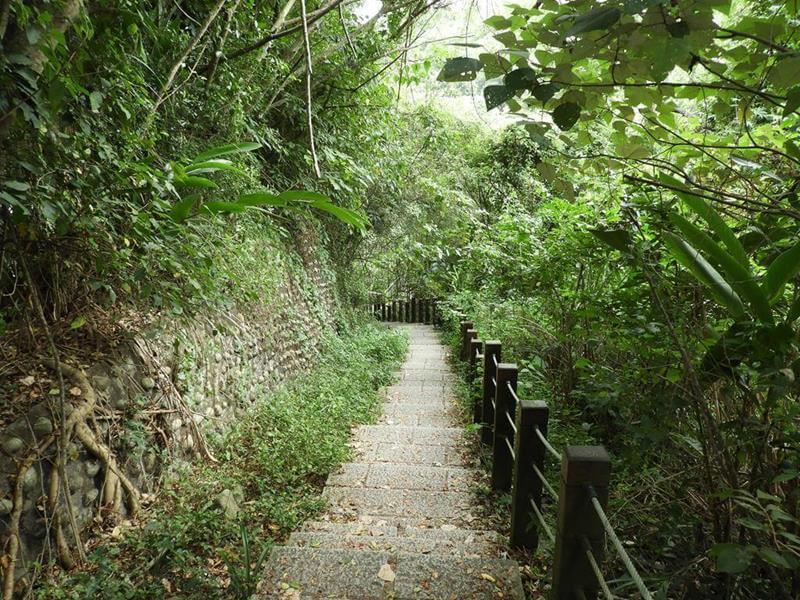 階梯一路往下走