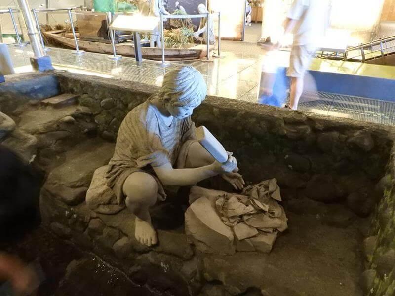 古早時期在河邊洗衣服的樣子