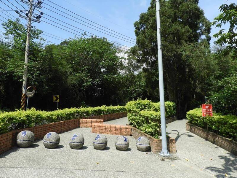 從右側走進去就是環湖步道