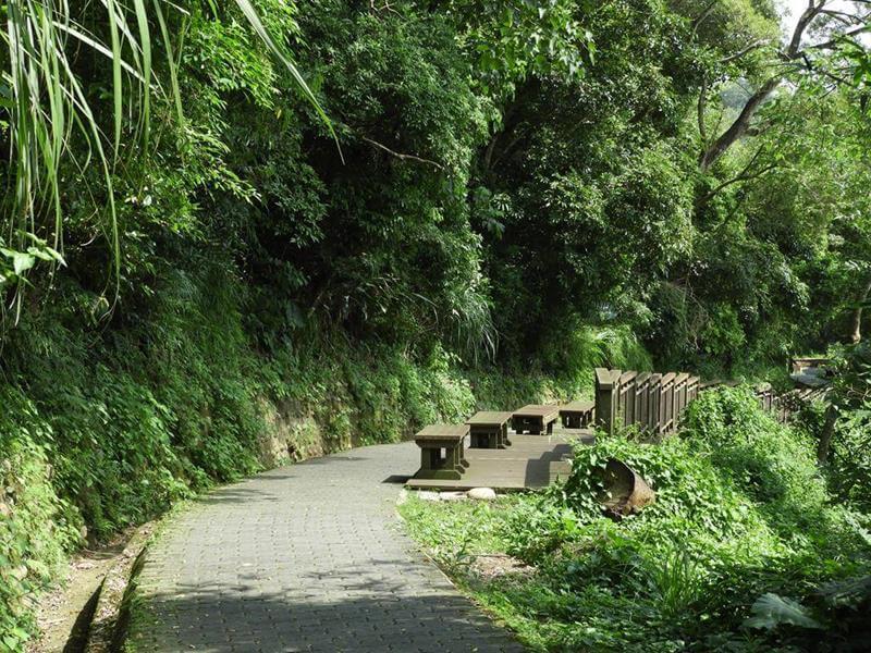 前方下坡路段旁有木棧道休息區
