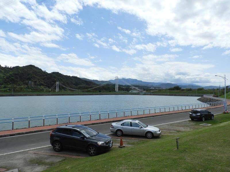 福正宮花園前面有一些停車位