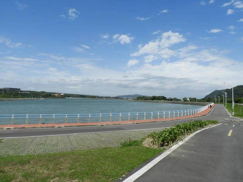 步行在環池步道上