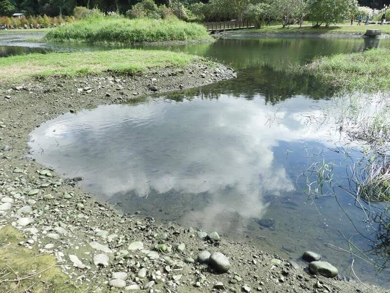 平靜的水面反射出藍天白雲