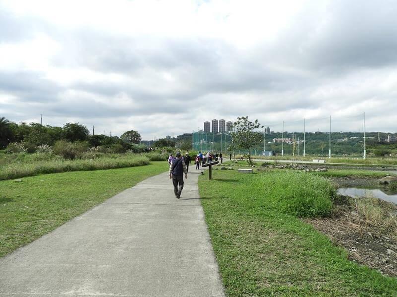 平坦的水泥步道